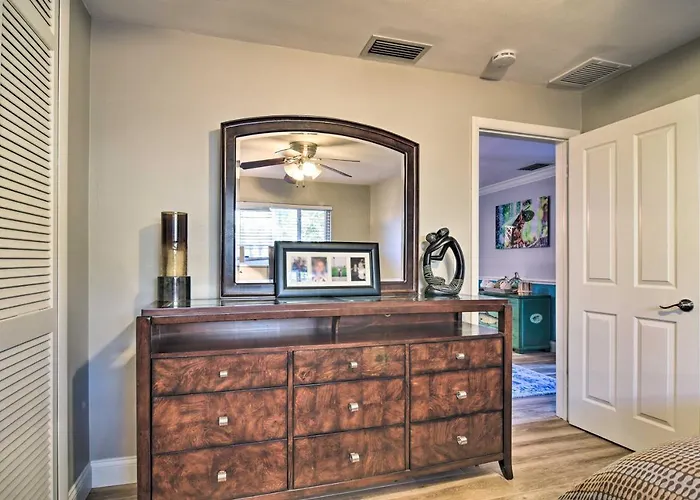 Walkable Waterfront Paradise: Home In Clearwater! Holiday home